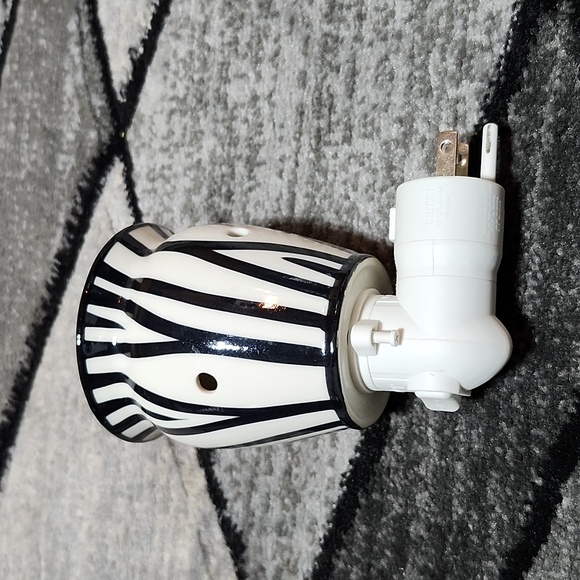 SCENTSY ZEBRA PRINT MINI PLUG-IN WALL WAX WARMER NIGHT LIGHT - Picture 7 of 9